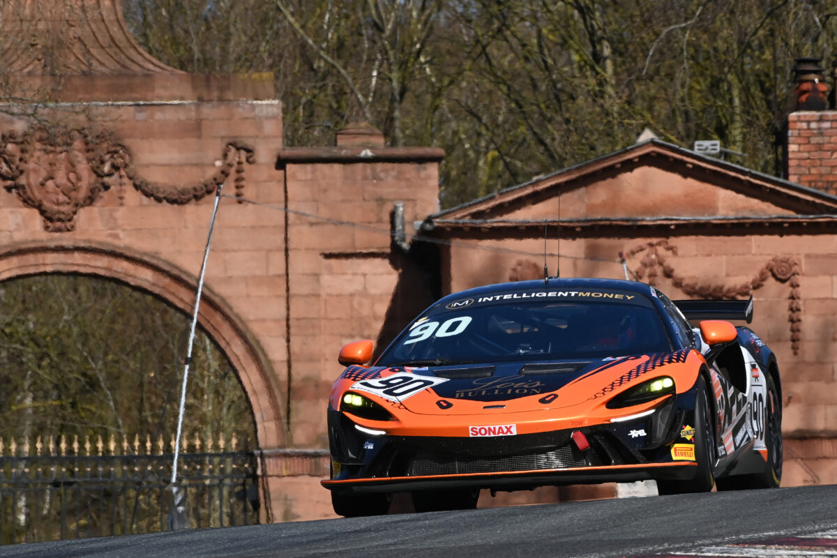 McLaren-Artura-GT4-termine-le-verrouillage-du-podium-lors-du
